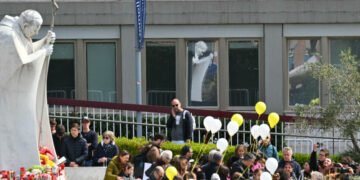 El papa reconoce enfrentar «un momento de prueba» desde el hospital