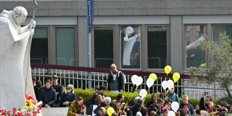 El papa reconoce enfrentar «un momento de prueba» desde el hospital