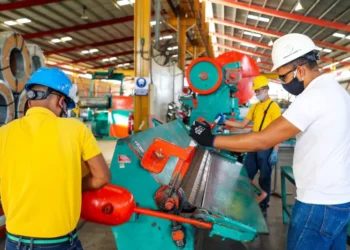 Cerca del 40% de los trabajadores gana menos de RD$13,700 al mes, según el Banco Central