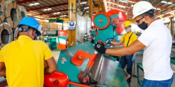 Cerca del 40% de los trabajadores gana menos de RD$13,700 al mes, según el Banco Central