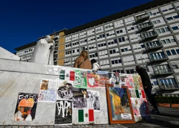 El papa sigue tratamiento sin ventilación mecánica, tras las crisis respiratorias del lunes