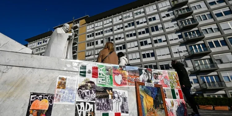El papa sigue tratamiento sin ventilación mecánica, tras las crisis respiratorias del lunes