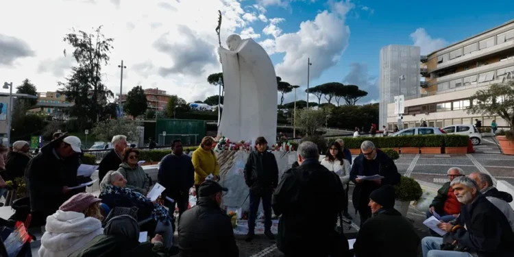El papa Francisco se mueve como lo hacía antes y puede ir de la cama al sillón