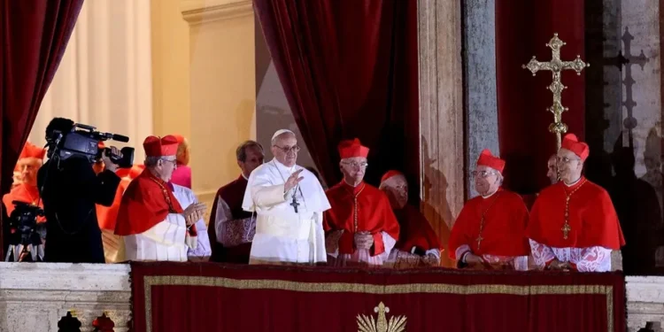El papa cumple 12 años de pontificado en el hospital y con el futuro de la Iglesia en el aire