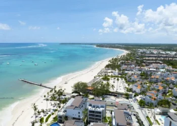 República Dominicana lidera el crecimiento del turismo de lujo en el Caribe con nuevos hoteles y vuelos internacionales en 2025.  