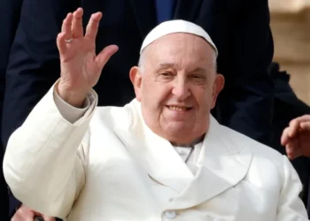 El papa Francisco será dado de alta el domingo tras cinco semanas hospitalizado por neumonía