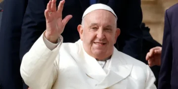 El papa Francisco será dado de alta el domingo tras cinco semanas hospitalizado por neumonía