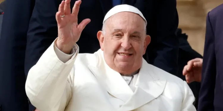El papa Francisco será dado de alta el domingo tras cinco semanas hospitalizado por neumonía