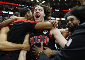 Giddey fulmina a Lakers con un triple desde media cancha en último segundo/Video