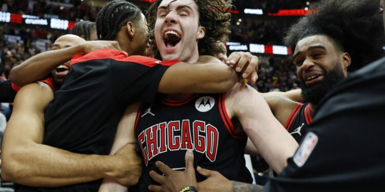 Giddey fulmina a Lakers con un triple desde media cancha en último segundo/Video