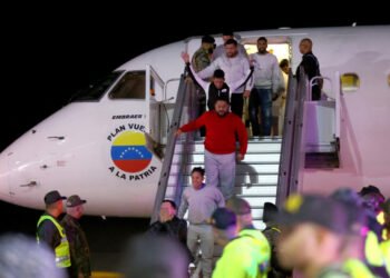 Maduro recula; acepta aumentar vuelos repatriación desde EEUU