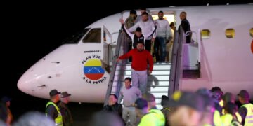 Maduro recula; acepta aumentar vuelos repatriación desde EEUU
