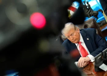 Trump ordena el desmantelamiento de siete agencias, entre ellas la de Voz de América