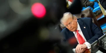 Trump ordena el desmantelamiento de siete agencias, entre ellas la de Voz de América