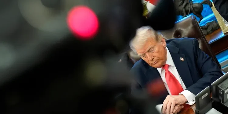 Trump ordena el desmantelamiento de siete agencias, entre ellas la de Voz de América