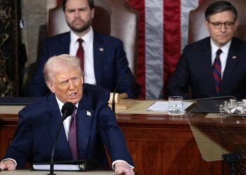 Trump reitera deseo controlar Groenlandia y canal de Panamá