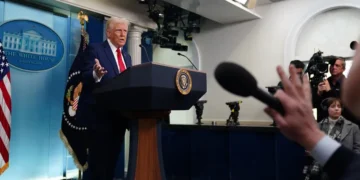 Listas negras y demandas, las tácticas de Trump para controlar la cobertura de los medios