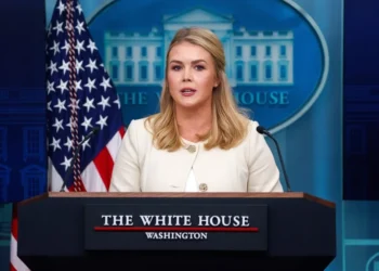 La Casa Blanca defiende las deportaciones y desacredita al juez que intenta frenarlas