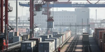 Trump asegura que está dispuesto a imponer más aranceles a la UE y Canadá si colaboran contra EE.UU.