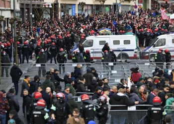 Catorce detenidos y quince ertzainas heridos antes y después del partido entre Athletic y Roma