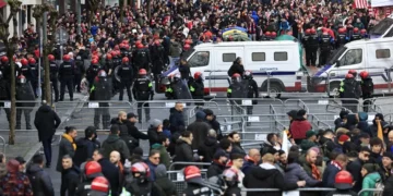 Catorce detenidos y quince ertzainas heridos antes y después del partido entre Athletic y Roma