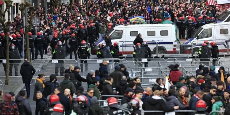 Catorce detenidos y quince ertzainas heridos antes y después del partido entre Athletic y Roma