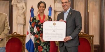 Zoe Saldaña es condecorada en RD con la Orden Cristóbal Colón