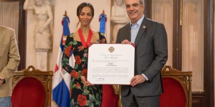 Zoe Saldaña es condecorada en RD con la Orden Cristóbal Colón