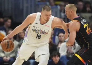 Jokic hace historia con el primer triple de 30-20-20 en la NBA en triunfo de Nuggets