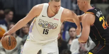 Jokic hace historia con el primer triple de 30-20-20 en la NBA en triunfo de Nuggets