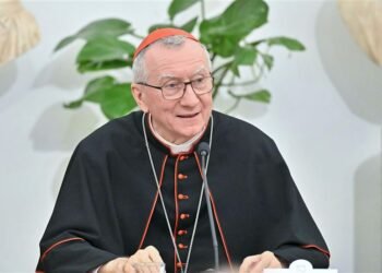 El papa Francisco recibe al secretario de Estado vaticano en su día 17 en el hospital