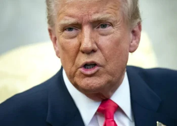 Trump encara su tercer mes en el poder con un suspenso en las encuestas