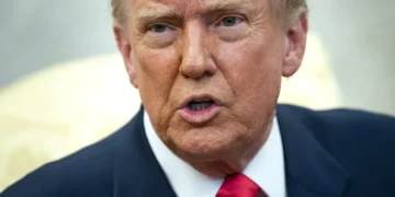 Trump encara su tercer mes en el poder con un suspenso en las encuestas