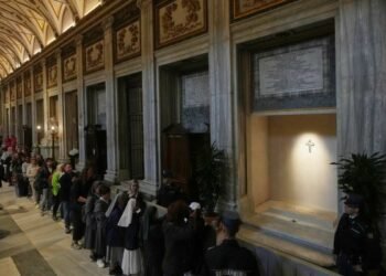 Unas 30.000 personas han pasado por Santa María la Mayor para ver la tumba de Francisco