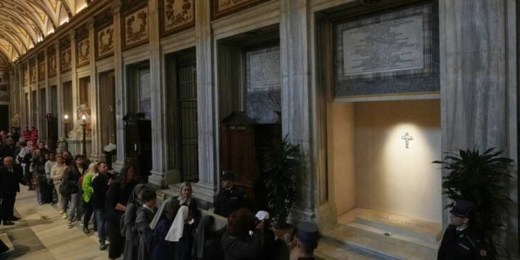 Unas 30.000 personas han pasado por Santa María la Mayor para ver la tumba de Francisco