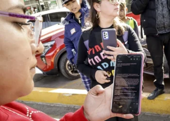 EE.UU. revoca los permisos para casi un millón de personas que usaron CBP One y les pide «autodeportarse»