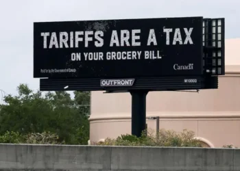 Qué dicen las vallas publicitarias que el gobierno de Canadá instaló en autopistas de EE.UU.