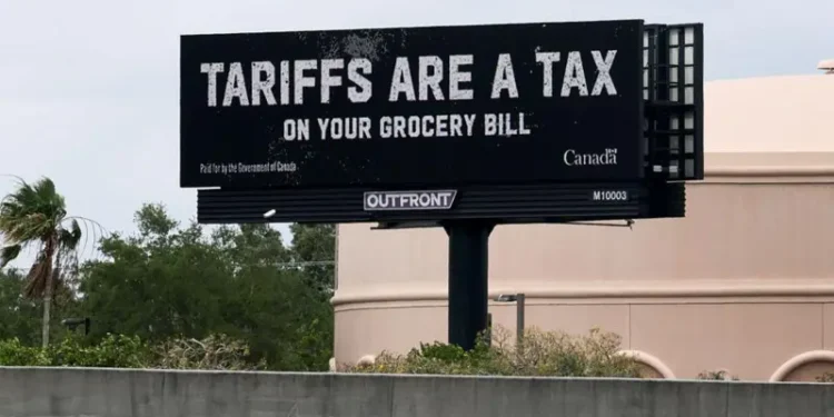 Qué dicen las vallas publicitarias que el gobierno de Canadá instaló en autopistas de EE.UU.