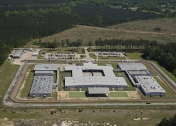 EE.UU. busca convertir las deportaciones en un negocio eficiente «tipo Amazon»