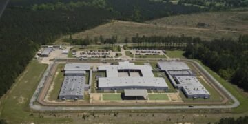 EE.UU. busca convertir las deportaciones en un negocio eficiente «tipo Amazon»