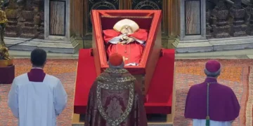 5 símbolos del féretro del papa Francisco que ya reposa en la Basílica de San Pedro