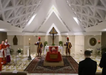 Cómo Francisco cambió los funerales de los papas y por qué dejarán de ser «como los de un emperador romano»