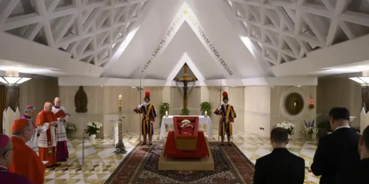 Cómo Francisco cambió los funerales de los papas y por qué dejarán de ser «como los de un emperador romano»