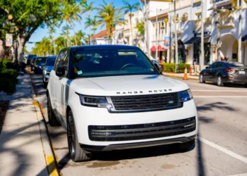  Jaguar Land Rover pausa sus envíos de autos a EE.UU. por los nuevos aranceles y Trump pide a los estadounidenses que «aguanten»