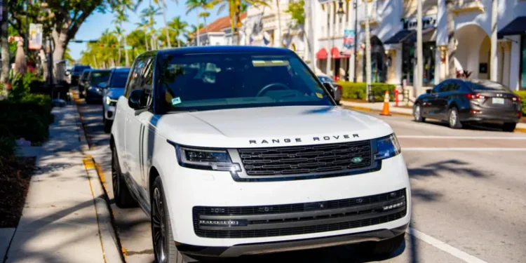  Jaguar Land Rover pausa sus envíos de autos a EE.UU. por los nuevos aranceles y Trump pide a los estadounidenses que «aguanten»