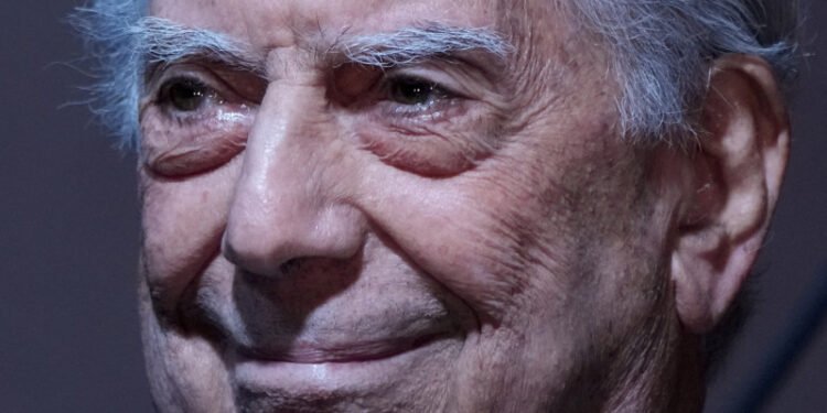 Mario Vargas Llosa, así fue la vida novelada del escritor
