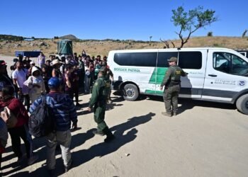 Primeros 100 días de Trump: su giro migratorio amenaza con crear una crisis constitucional