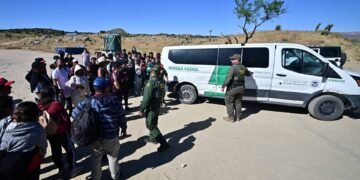 Primeros 100 días de Trump: su giro migratorio amenaza con crear una crisis constitucional