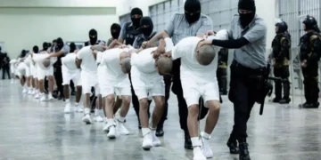 Qué dice la ley de 1798 que Trump invocó para deportar a cientos de venezolanos a El Salvador y que la Corte Suprema permitió que se siga usando