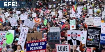 Protestan contra Trump y Musk en todo EE.UU.